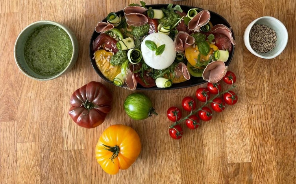 Salade de tomates, pesto roquette et basilic, burrata, foccacia.